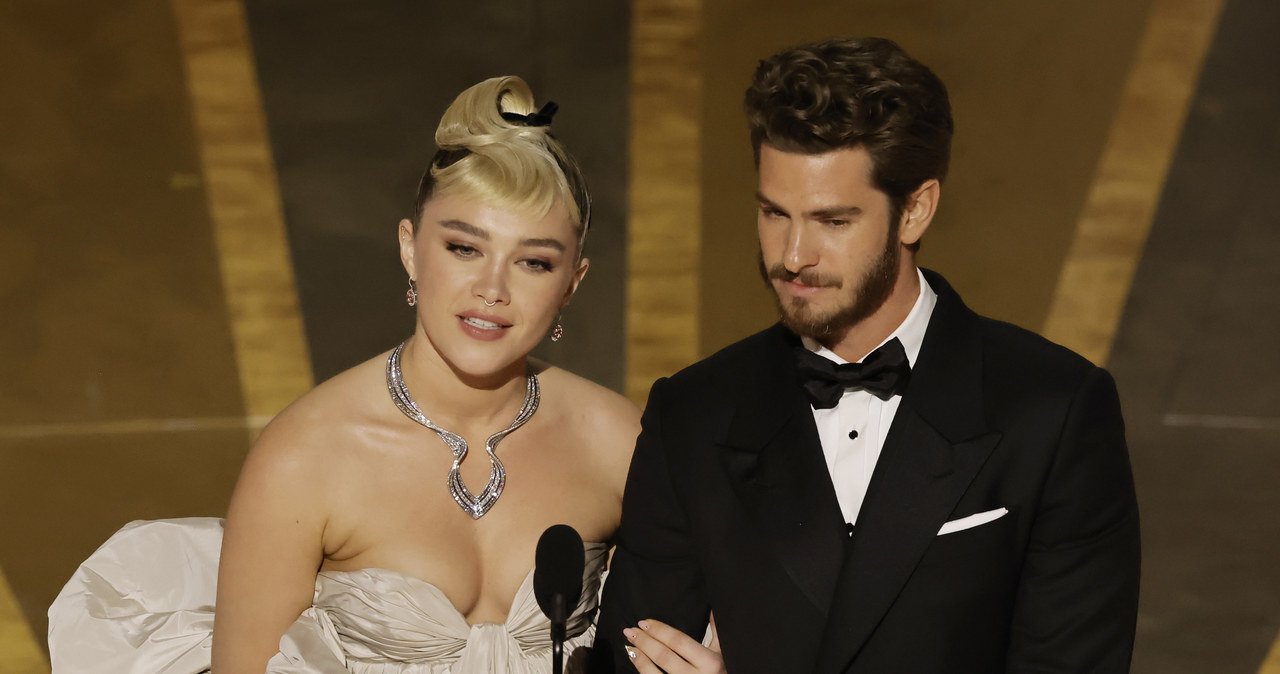 Portal Deadline dowiedział się, że Florence Pugh i Andrew Garfield są w trakcie negocjacji ról w nowym filmie Johna Crowleya - "We live in time". Obraz ma być historią miłosną, lecz na ten moment szczegóły dotyczące fabuły są trzymane w tajemnicy.