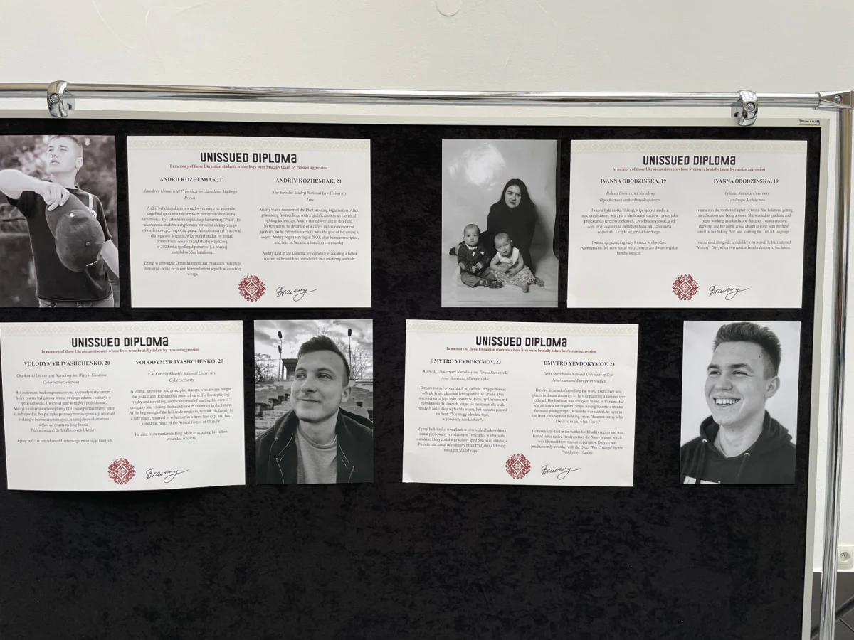 ​Losy 36 ukraińskich studentek i studentów, którzy zginęli w wyniku agresji Rosji na Ukrainę, można poznać dzięki wystawie "Niewydane dyplomy". Ekspozycja była już prezentowana w ponad 45 uczelniach wyższych na całym świecie, teraz trafiła na Katolicki Uniwersytet Lubelski.

