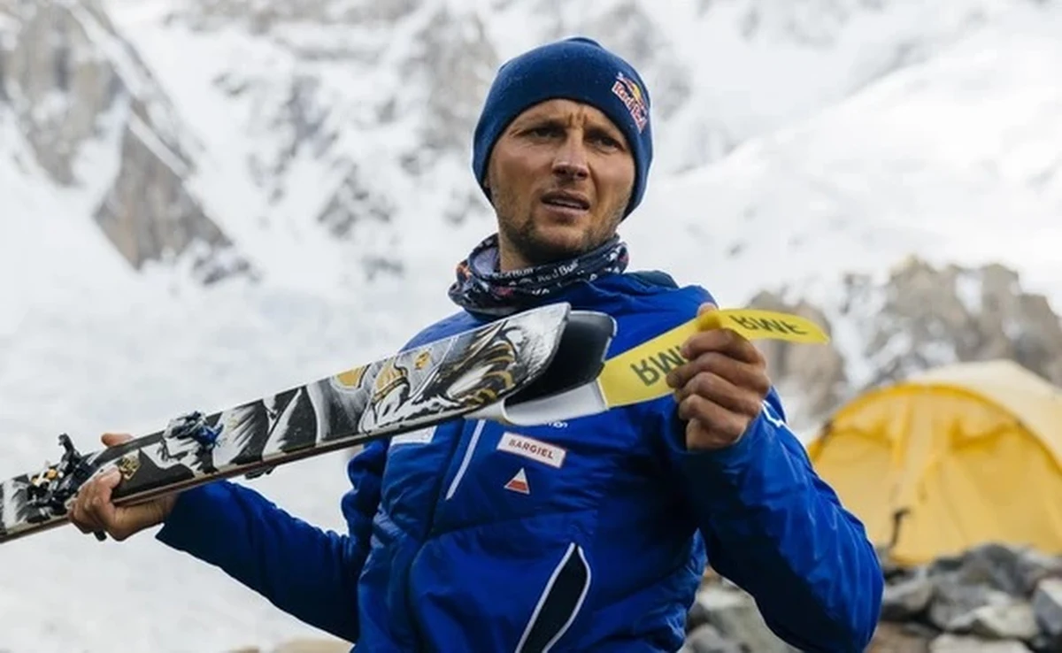 Andrzej Bargiel - pierwszy człowiek, który zjechał na nartach z K2 - wrócił do Karakorum. Tym razem jednak nie po to, by zdobywać szczyty górskie, ale aby obdarowywać - przywiózł prawie 50 par nart i ubrania dla dzieci z położonej ponad 3000 metrów na poziomem morza wsi Hushe.