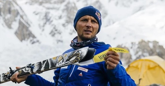 Andrzej Bargiel - pierwszy człowiek, który zjechał na nartach z K2 - wrócił do Karakorum. Tym razem jednak nie po to, by zdobywać szczyty górskie, ale aby obdarowywać - przywiózł prawie 50 par nart i ubrania dla dzieci z położonej ponad 3000 metrów na poziomem morza wsi Hushe.