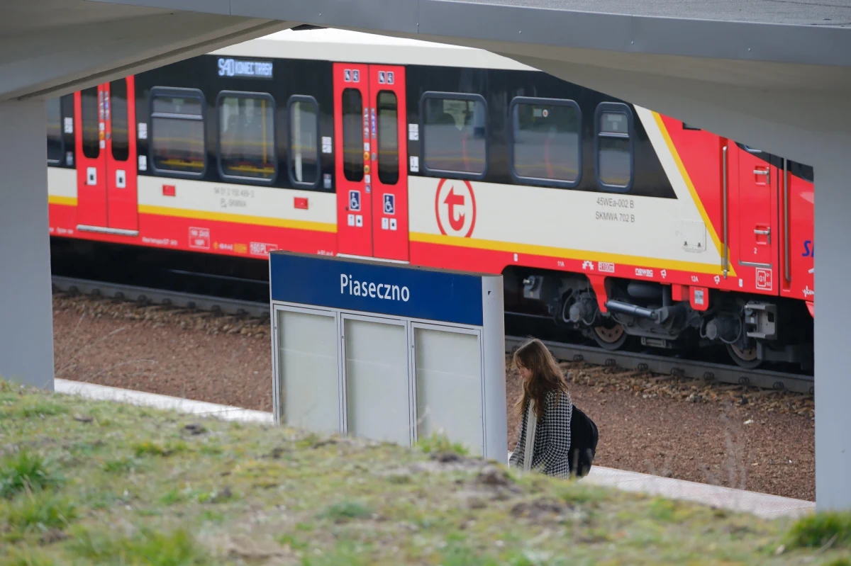 "To skandal, że PKP zrzuca na nas winę za chaos na stołecznych torach" - mówią mazowieccy przewoźnicy oraz samorząd. Polskie Linie Kolejowe arbitralnie usunęły z rozkładu blisko 30 kursów Kolei Mazowieckich i SKM. Pasażerowie nawet nie zostali o tym poinformowani, bo nie było na to czasu. 