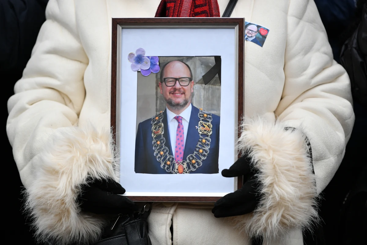 Sąd Okręgowy w Gdańsku wyda dziś wyrok w sprawie Stefana W., oskarżonego o zamordowanie Pawła Adamowicza. Ponad 4 lata po tej zbrodni dowiemy się, czy mężczyzna, który podczas koncertu WOŚP wtargnął na scenę z nożem i śmiertelnie ranił prezydenta Gdańska odpowie za zabójstwo i na jaką karę zostanie skazany.