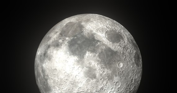 NASA ujawniła dziś, że kombinezony, w których kolejni astronauci będą spacerować po Księżycu, wyprodukuje firma Axiom Space. W Space Center Houston w Teksasie zaprezentowano prototyp kombinezonu, w którym para astronautów - kobieta i mężczyzna - wyjdzie na powierzchnię Srebrnego Globu podczas misji Artemis III. Kombinezon na załączonym zdjęciu jest ciemno szary, jednak agencja zaznacza, że prawdziwe będą prawdopodobnie białe - tak, jak podczas misji programu Apollo. To istotne, by nie dopuścić do przegrzania kombinezonu w ostrym świetle Słońca. 
