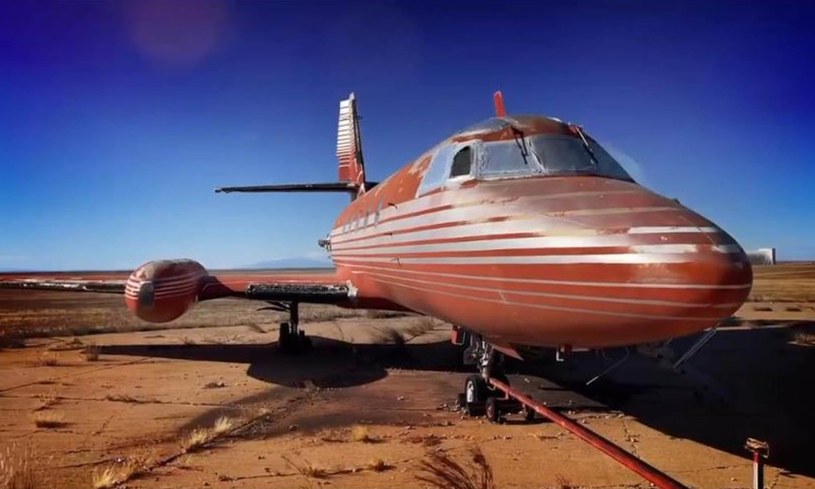 W styczniu 2023 r. youtuber James Webb kupił za 260 tys. dolarów pierwszy amerykański samolot biznesowy, odrzutowiec Lockheed Jetstar, który służył Elvisowi Presleyowi. Maszynę, która przez 40 lat stała na pustyni i mocno podupadła, chce przeistoczyć w luksusowy kamper, w którym fani króla rock'n'rolla będą mogli wykupić nocleg.