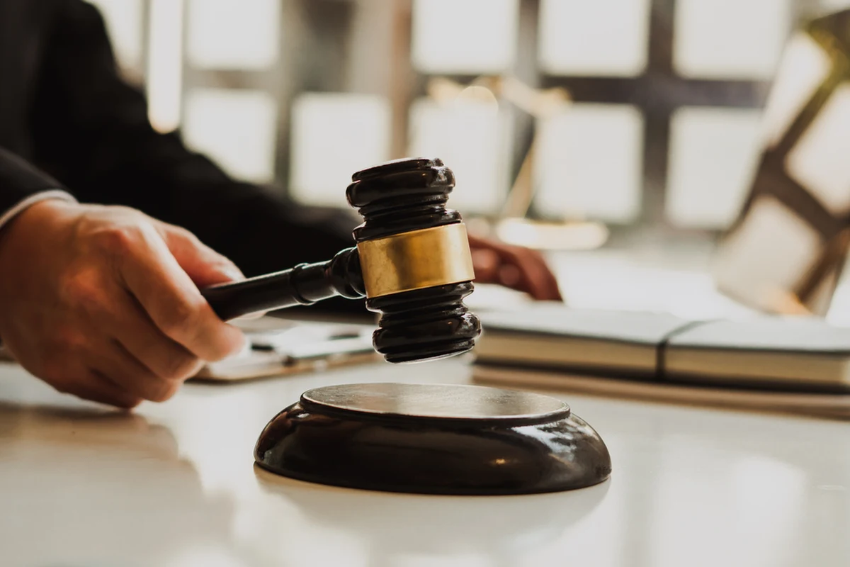 Sąd Okręgowy w Olsztynie umorzył postępowanie karne przeciwko Krzysztofowi C., który jest podejrzany o zabójstwo matki. Mężczyzna jest niepoczytalny i trafi do zakładu psychiatrycznego. 