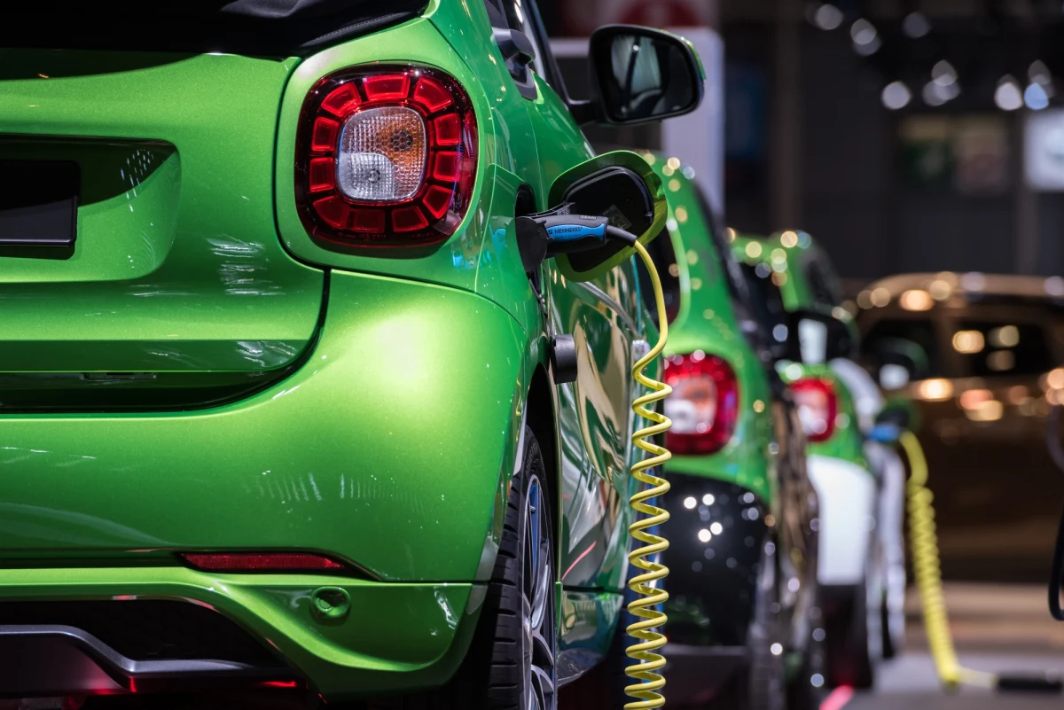 Nawet najwięksi miłośnicy elektrycznej motoryzacji zaczynają sobie zdawać sprawę z istotnego problemu, jaki w związku z pozbyciem się samochodów spalinowych może się pojawić. Obecne i planowane sieci energetyczne nie poradzą sobie zapotrzebowaniem na prąd, kiedy wieczorem, po powrocie do domów, wszystkie elektryki zostaną podłączone do sieci. Naukowcy Massachusetts Institute of Technology przekonują w pracy złożonej do druku w czasopiśmie "Cell Reports Physical Science", że problem da się rozwiązać. Wystarczy, że kierowcy będą ładować samochody nie tam, gdzie chcieliby to zrobić i... nie wtedy, gdy mieliby na to ochotę.