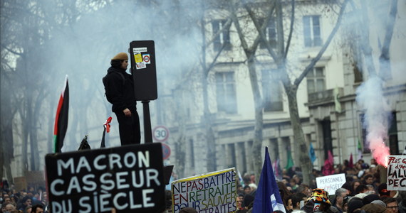 Zamieszki wybuchły w czasie wielkiej paryskiej demonstracji przeciwko podniesieniu wieku emerytalnego z 62 do 64 lat we Francji. Grupy skrajnie lewicowych aktywistów obrzuciły kamieniami, kostką brukową, deskami i butelkami policjantów, którzy odpowiedzieli gazem łzawiącym i pałkami. 