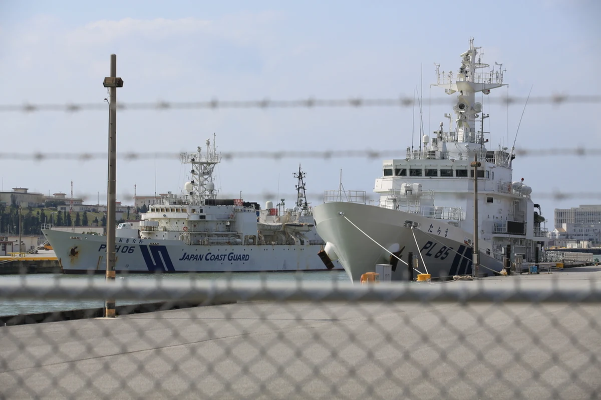 Japończycy nazywają je Senkaku, Chińczycy - Diaoyu. Bezludne wyspy na Morzu Wschodniochińskim są od lat przedmiotem sporu między Pekinem i Tokio. Atmosfera zgęstniała jeszcze bardziej, bo chińskie okręty straży przybrzeżnej wpłynęły w środę na sporny obszar.