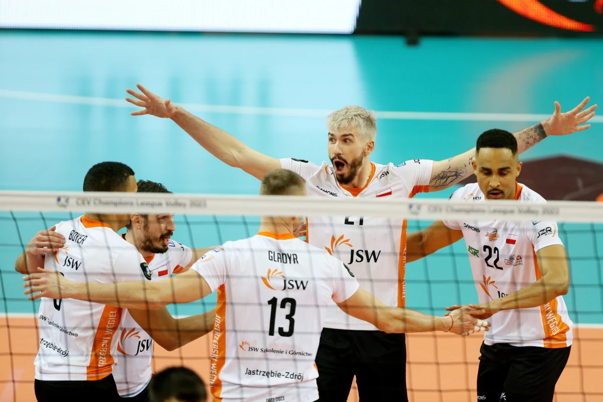 Siatkarze Jastrzębskiego Węgla awansowali do półfinału Ligi Mistrzów. W rewanżowym meczu ćwierćfinału pokonali u siebie niemiecki VfB Friedrichshafen 3:0 (25:14, 25:20, 25:16). Pierwsze spotkanie polski zespół wygrał na wyjeździe także 3:0.