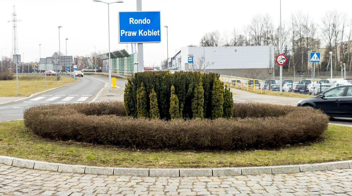 W Chorzowie od środy (15.03) jest już Rondo Praw Kobiet. Uchwałę w sprawie nadania takiej nazwy rondu przy ul. Nomiarki, łączącym ją m.in. z Drogową Trasą Średnicową, miejscy radni przyjęli w październiku zeszłego roku.