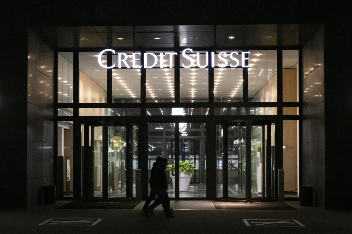 Światowe rynki jeszcze nie ochłonęły po upadku amerykańskiego Silicon Valley Bank, a w szwach zaczął trzeszczeć znacznie większy, globalny bank Credit Suisse. Cena akcji tego szwajcarskiego banku spadła w środę o jedną czwartą, a w ślad za tym ponure nastroje pojawiły się na parkietach w niemal całej Europie. Uznaje się, że upadek Credit Suisse mógłby być zagrożeniem dla stabilności światowego systemu finansowego. Na razie szwajcarskie władze monetarne uspokajają, że w razie potrzeby udzielą podupadłemu gigantowi pomocy.   