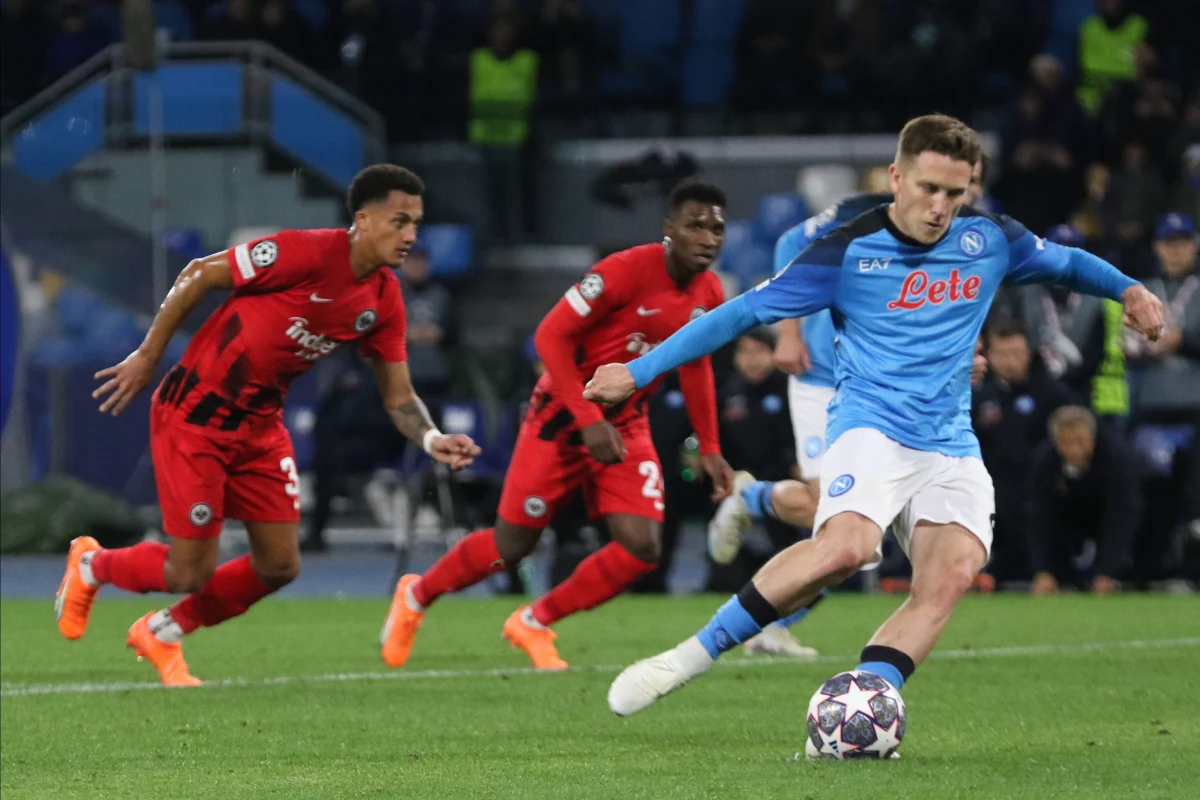 Napoli wygrało u siebie z Eintrachtem Frankfurt 3:0 (1:0) w rewanżowym meczu 1/8 finału piłkarskiej Ligi Mistrzów i awansowało do ćwierćfinału. Dwie bramki zdobył Victor Osimhen, a wynik meczu z rzutu karnego ustalił Piotr Zieliński. W pierwszym meczu włoska drużyna zwyciężyła 2:0.