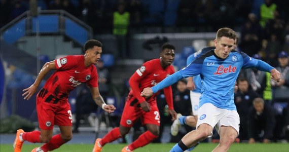 Napoli wygrało u siebie z Eintrachtem Frankfurt 3:0 (1:0) w rewanżowym meczu 1/8 finału piłkarskiej Ligi Mistrzów i awansowało do ćwierćfinału. Dwie bramki zdobył Victor Osimhen, a wynik meczu z rzutu karnego ustalił Piotr Zieliński. W pierwszym meczu włoska drużyna zwyciężyła 2:0.