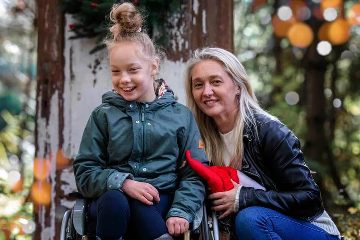 "To rozwiązanie tylko dla tych dzieci, które dobrze funkcjonują" - mówi naszej reporterce Dorota Caban, mama 14-letniej Wiktorii, chorującej na mózgowe porażenie dziecięce czterokończynowe spastyczne. Pani Dorota komentuje w ten sposób rozważane przez rząd wprowadzenie nowego świadczenia dla osób z niepełnosprawnościami, pod warunkiem zrezygnowania opiekuna z dotychczasowego świadczenia pielęgnacyjnego. Jej córka jest całkowicie zależna od opiekunów. 