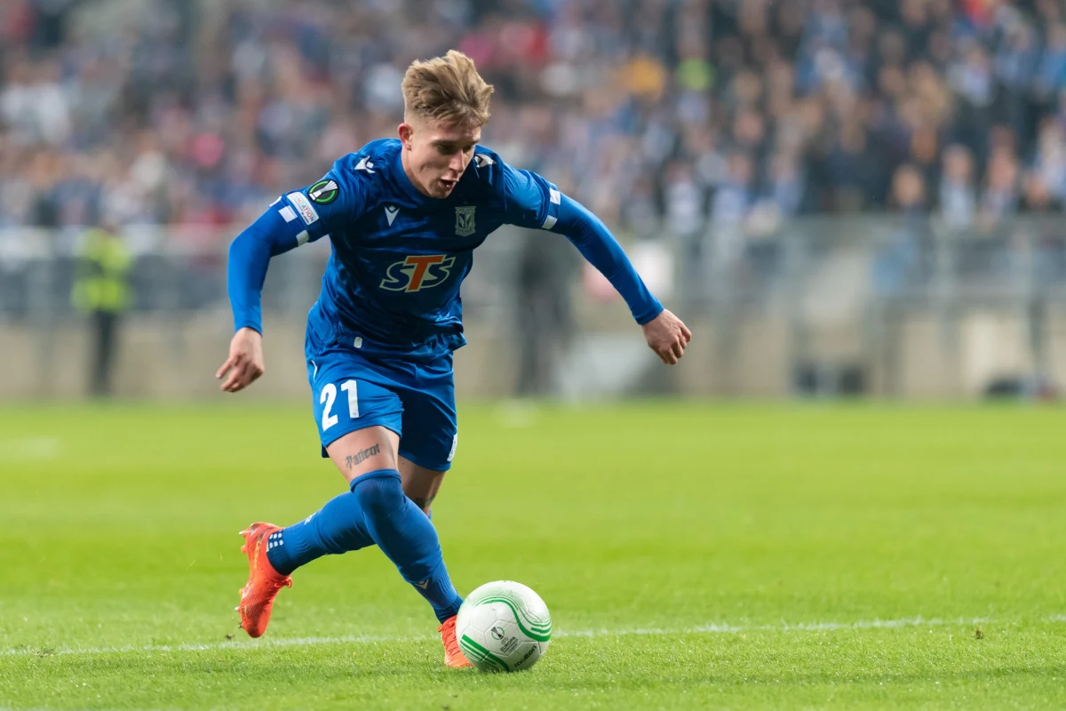 Piłkarze Lecha Poznań po zwycięstwie tydzień temu nad szwedzkim Djurgardens 2:0 są blisko awansu do ćwierćfinału Ligi Konferencji. Dziś w Sztokholmie rozegrany zostanie rewanż. Lechici muszą zaadaptować się do sztucznej murawy oraz gry przy zamkniętym dachu.