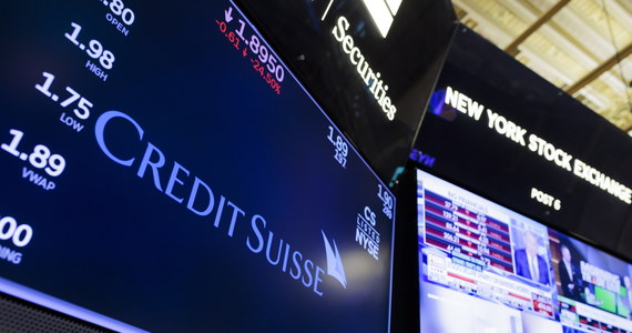 ​Szwajcarski bank Credit Suisse poinformował w czwartek nad ranem, że pożyczy do 50 miliardów franków szwajcarskich od Narodowego Banku Szwajcarii w ramach tak zwanej "decydującej akcji", mającej na celu zwiększenie jego płynności. Upadek Credit Suisse mógłby zagrozić stabilności światowego systemu finansowego.