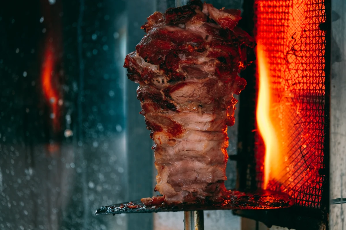 42-letni mężczyzna wszedł do lokalu gastronomicznego i używając broni hukowej, zażądał kebaba. Do zdarzenia doszło w Jastrowiu (woj. wielkopolskie). Mężczyźnie grozi do 10 lat więzienia. 