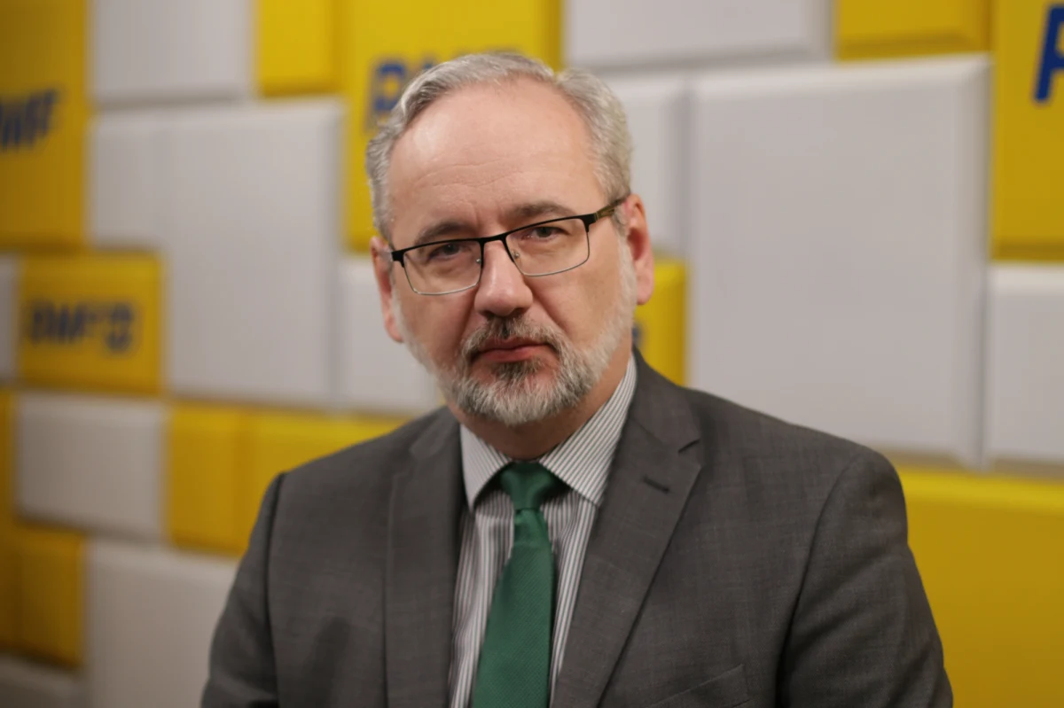 „Dochodzimy do apogeum” zakażeń koronawirusem. Dziś to 3661 przypadków – mówił gość Porannej rozmowy w RMF FM minister Adam Niedzielski. Na uwagę dziennikarza RMF FM, że trzy lata temu, gdy tych zakażeń dziennych było o wiele mniej, rząd przygotowywał wybory kopertowe, szef resort zdrowia opowiadał: „Warunki są nieporównywalne. Niewiele wiedzieliśmy o tym wirusie i traktowaliśmy go jako wielki znak zapytania. Byliśmy populacją nieprzygotowaną, a teraz 90. proc. ludzi ma przeciwciała”. 