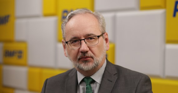 „Dochodzimy do apogeum” zakażeń koronawirusem. Dziś to 3661 przypadków – mówił gość Porannej rozmowy w RMF FM minister Adam Niedzielski. Na uwagę dziennikarza RMF FM, że trzy lata temu, gdy tych zakażeń dziennych było o wiele mniej, rząd przygotowywał wybory kopertowe, szef resort zdrowia opowiadał: „Warunki są nieporównywalne. Niewiele wiedzieliśmy o tym wirusie i traktowaliśmy go jako wielki znak zapytania. Byliśmy populacją nieprzygotowaną, a teraz 90. proc. ludzi ma przeciwciała”. 