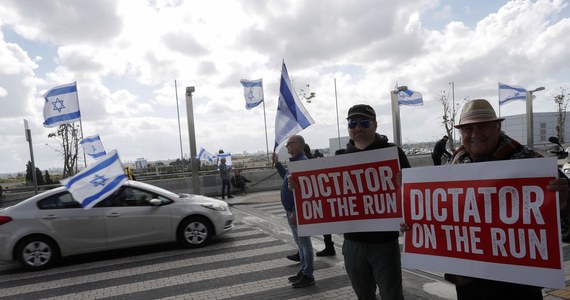 Blokowane są drogi, rozpoczęły się aresztowania, wojsko protestuje – tak sytuację w Izraelu opisuje portal dziennika "The Jerusalem Post". W kraju trzeci dzień trwają zamieszki. Protestujący domagają się zawieszenia proponowanych przez rząd reform sądownictwa. 