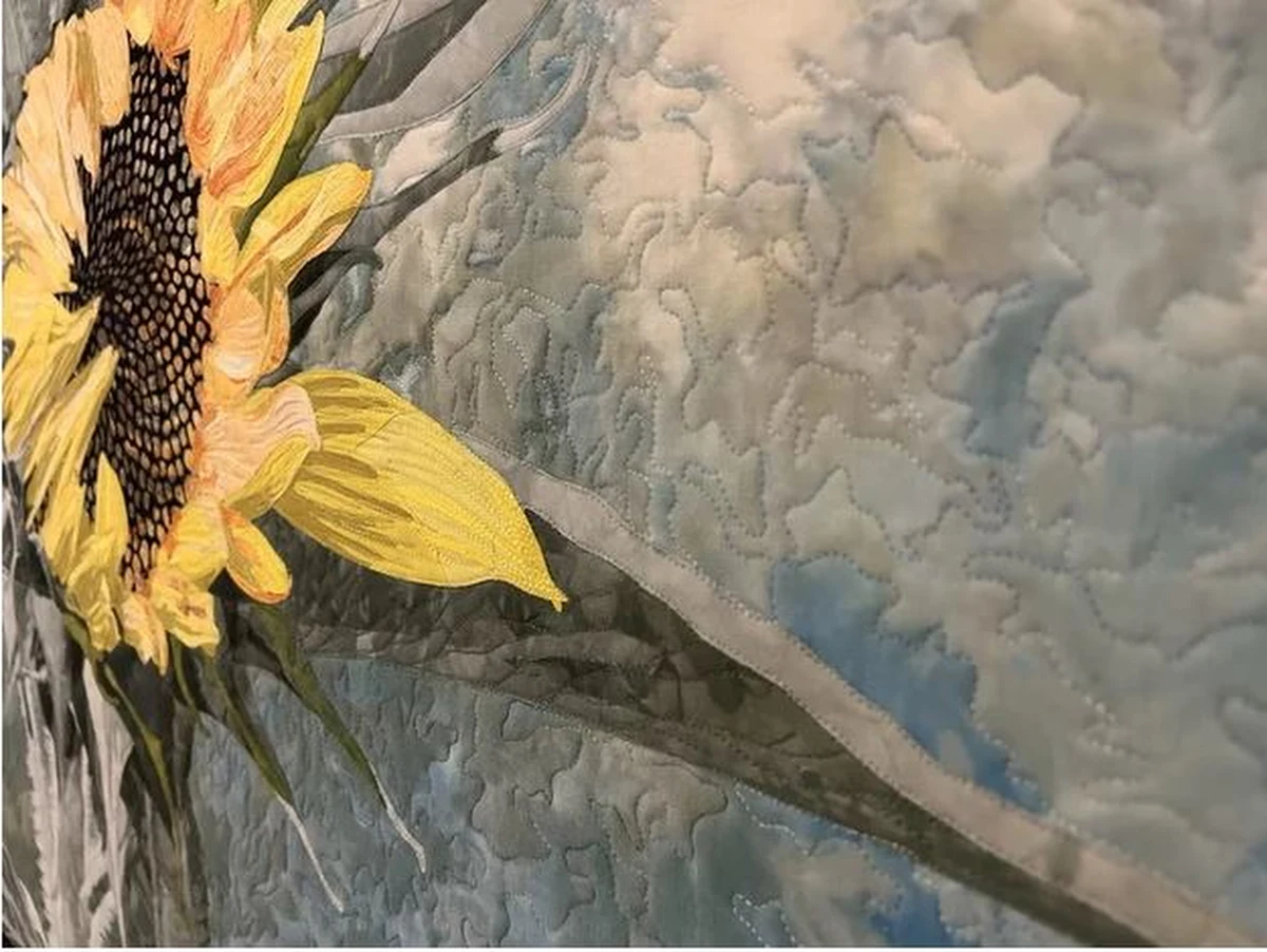 ​Niektóre z daleka wyglądają jak namalowany obraz, by docenić kunszt innych, trzeba przyjrzeć się im z bardzo bliska. Ponad 70 tkanin artystycznych z całej Polski można od piątku oglądać w Książnicy Pomorskiej. Łączy je jedno: powstały w różnych wariacjach techniki patchworkowej.