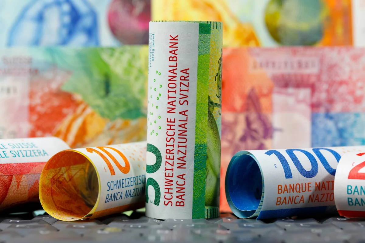 Ochrona przyznana konsumentom przez prawo unijne nie jest ograniczona jedynie do okresu wykonania umowy, lecz obowiązuje również po jej wykonaniu. W przypadku unieważnienia umowy z powodu nieuczciwego charakteru jednego z jej warunków należy przywrócić sytuację prawną i faktyczną, jaka istniałaby przy braku w umowie klauzuli abuzywnej - orzekł Trybunał Sprawiedliwości UE w sprawie dotyczącej kredytu udzielonego we frankach szwajcarskich.