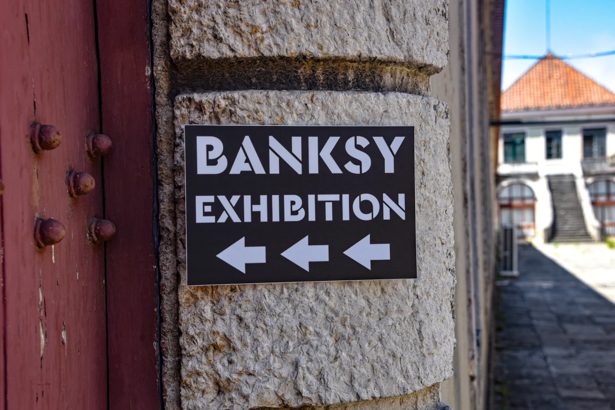 Praca Banksy'ego zniszczona. Brytyjski artysta umieścił ją na domu, który przeznaczony był do rozbiórki, i już jej nie ma. Tak umiera sztuka!