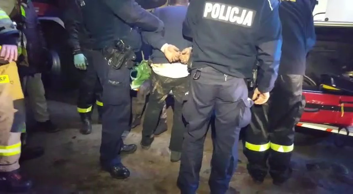 Miedziane kable wypalali w kaflowym piecu w Szczecinku trzej mężczyźni. Z powodu zadymienia, jakie spowodowali, trzeba było ewakuować cały budynek. Wśród ewakuowanych odnalazł się ukrywający przed wymiarem sprawiedliwości mężczyzna.