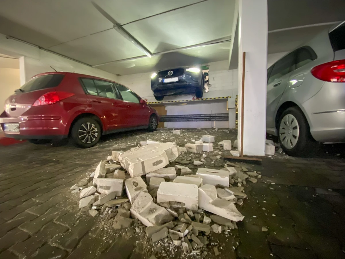 42-letnia kobieta została poszkodowana, kiedy parkując swoje auto w kilkupoziomowym parkingu w miejscowości Goslar w Niemczech, z impetem wjechała w ścianę budynku. Siła uderzenia była tak duża, że w ścianie powstała potężna dziura, w której utknęło kierowane przez 42-latkę volvo.