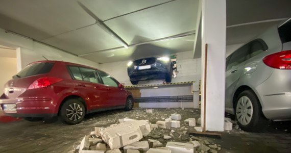 42-letnia kobieta została poszkodowana, kiedy parkując swoje auto w kilkupoziomowym parkingu w miejscowości Goslar w Niemczech, z impetem wjechała w ścianę budynku. Siła uderzenia była tak duża, że w ścianie powstała potężna dziura, w której utknęło kierowane przez 42-latkę volvo.