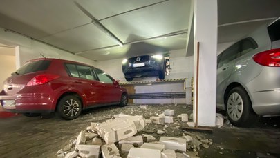 Niefortunne parkowanie. Volvo przebiło ścianę, utknęło w dziurze [ZDJĘCIA]