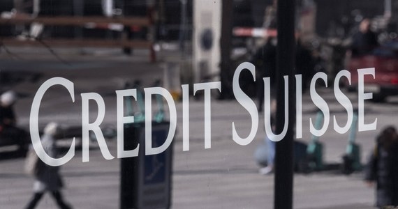 Szwajcarski bank Credit Suisse poinformował dziś, że pożyczy do 50 mld franków szwajcarskich od Narodowego Banku Szwajcarii w ramach tzw. decydującej akcji. Wsparcie banku centralnego ma pomóc zwiększyć płynność CS. Problemy Credit Suisse wywołały wczoraj panikę na giełdach i spadek notowań sektora bankowego. Powodem tej sytuacji jest deklaracja banku centralnego Arabii Saudyjskiej, największego udziałowca CS, który ogłosił, że nie zasili go dodatkowym kapitałem. 