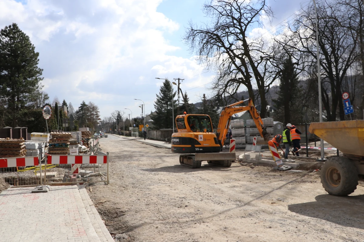 Czerwiec i czas Igrzysk Europejskich będzie dla kierowców w Krakowie momentem  na złapanie oddechu od  jednoczesnych, uciążliwych remontów dróg. Do końca maja powinny zakończyć się prace na ulicy Królowej Jadwigi, a w czerwcu możliwy będzie przejazd dwoma pasami al. 29 listopada, choć ta inwestycja nie będzie jeszcze zakończona.

