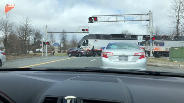 Tak się kończy nieuwaga na przejeździe kolejowym. Ten kierowca nagrał przerażający moment zderzenia auta z pociągiem. Było o krok od tragedii.