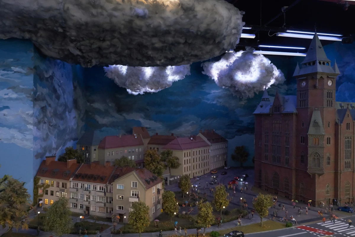 Wrocławskie Kolejkowo stworzyło makietę z prawdziwym deszczem. Nowa atrakcja na największej makiecie kolejowej w Polsce to prawdziwa ulewa, błyskawice i grzmoty. 
