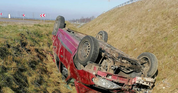 Groźny wypadek na trasie S7 na Mazowszu. Na odcinku Wyszyny Kościelne - Wiśniewo osobowe renault wypadło z drogi i dachowało. Do szpitala trafiła 41-letnia kierująca oraz jej dwoje dzieci. Nikt z nich nie miał zapiętych pasów.