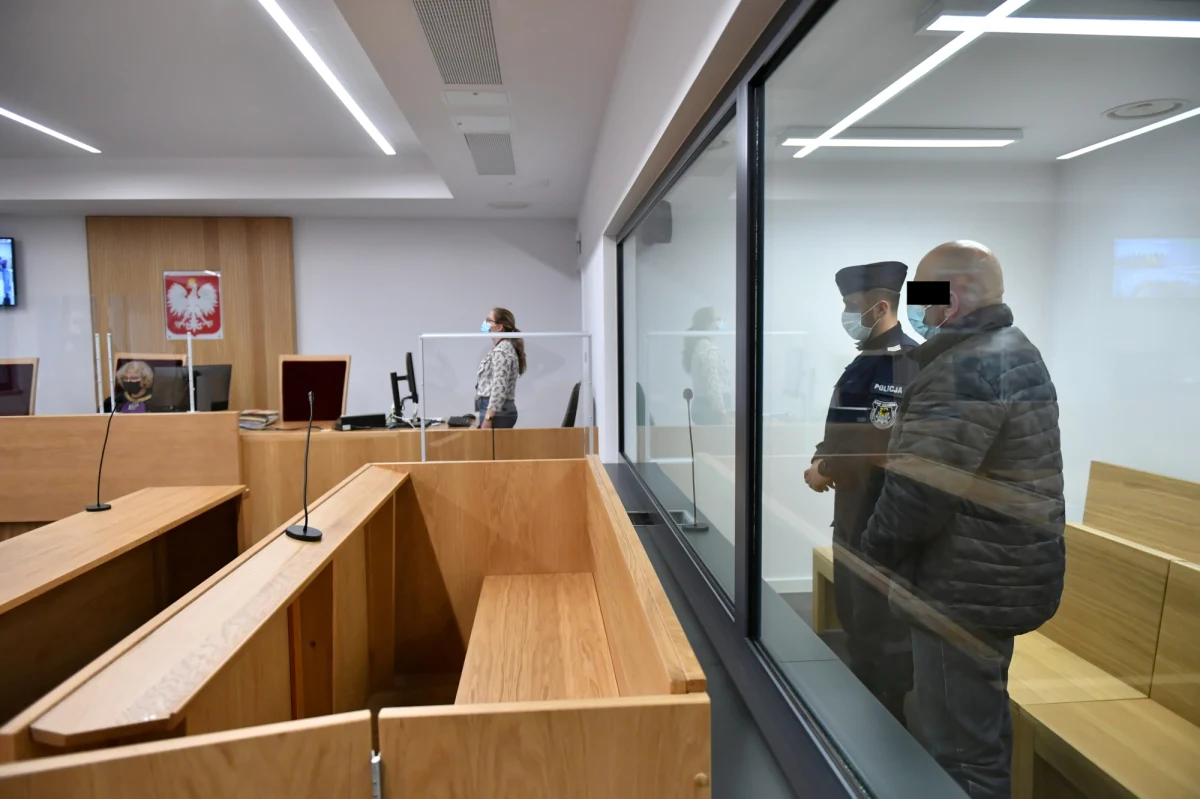 Do aresztu trafił dzisiaj Krystian W. Mężczyzna znany jako Krystek i "łowca nastolatek" został zatrzymany w Wejherowie w związku z sądowym nakazem doprowadzenia do więzienia.  