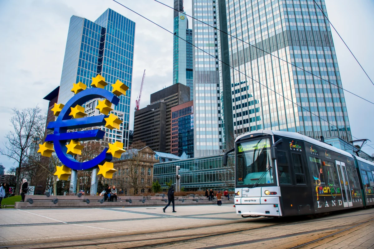 Europejski Bank Centralny (EBC) ogłosił w czwartek, że podtrzymuje plan podwyżki stóp procentowych w strefie euro o 0,5 pkt proc. Stopa referencyjna obejmująca regulacje dla 20 krajów używających euro jako swojej waluty wzrośnie z 3 proc. do 3,5 proc. EBC uznaje, że dla europejskiej gospodarki wysoka inflacja jest większym zagrożeniem niż perturbacje w sektorze bankowym.
