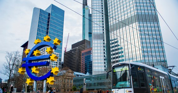 Europejski Bank Centralny (EBC) ogłosił w czwartek, że podtrzymuje plan podwyżki stóp procentowych w strefie euro o 0,5 pkt proc. Stopa referencyjna obejmująca regulacje dla 20 krajów używających euro jako swojej waluty wzrośnie z 3 proc. do 3,5 proc. EBC uznaje, że dla europejskiej gospodarki wysoka inflacja jest większym zagrożeniem niż perturbacje w sektorze bankowym.
