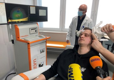 Urządzenie do mapowania mózgu pomaga lekarzom z UCK w Katowicach precyzyjniej wykonać operację