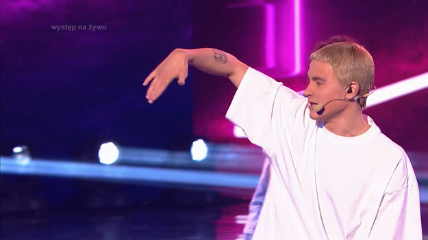 Ostatnim uczestnikiem trzeciego odcinka, który pojawił się na scenie, był Oskar Cyms jako Eminem, który z prędkością światła wyrzucił z siebie setki rymów w utworze „Please, stand up”. Swoim niebywałym występem wprawił w osłupienie publiczność i jurorów.Program „Twoja Twarz Brzmi Znajomo” w każdy piątek o godz. 20.05 na antenie Polsatu.