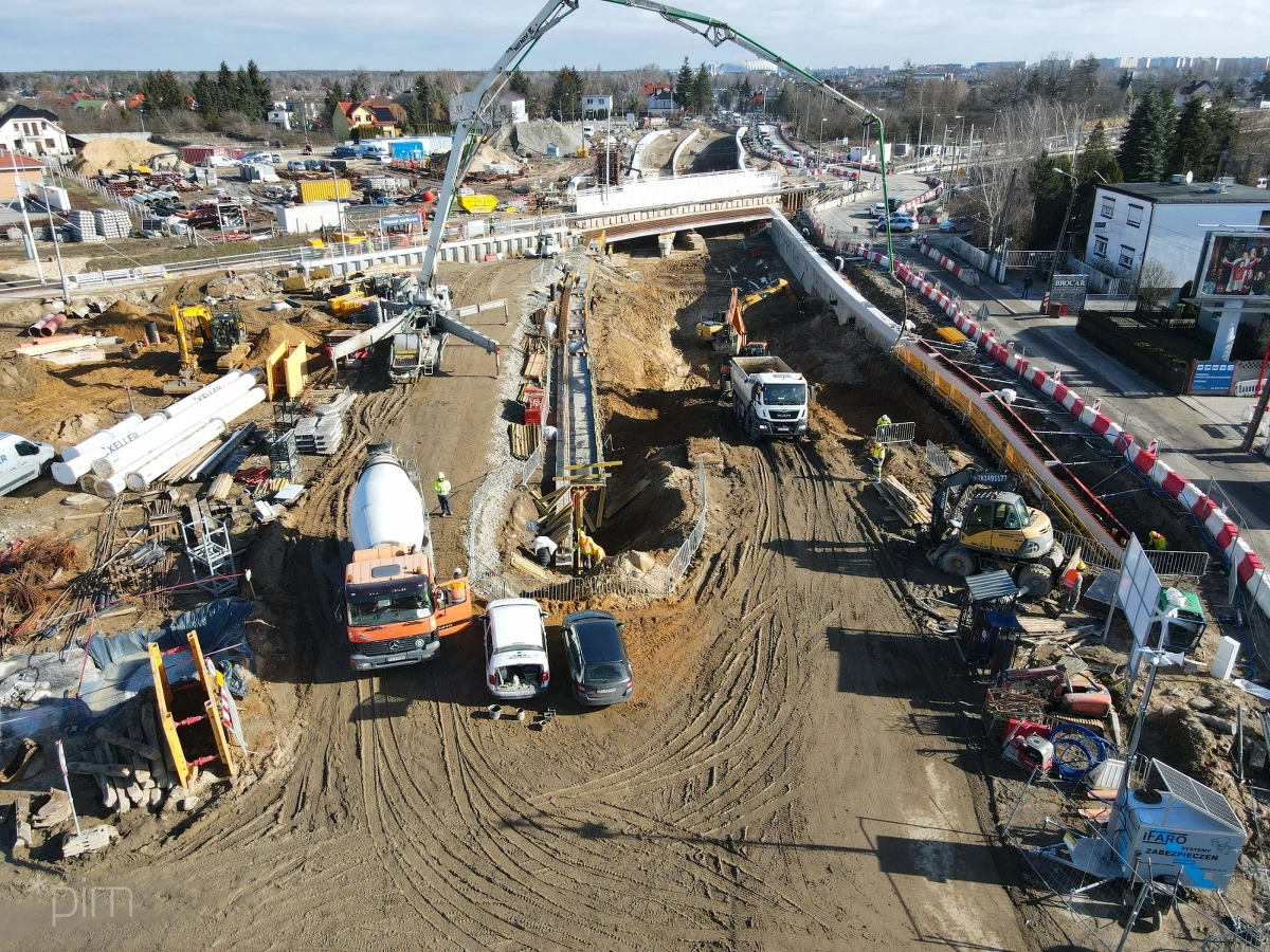Już w tym roku będzie można przejechać pod torami kolejowymi w ciągu ul. Grunwaldzkiej. Trwa przebudowa układu komunikacyjnego na granicy Poznania i Plewisk, dlatego od piątku, 17 marca, konieczne będzie zawężenie na ul. Twardogórskiej, a także przesunięcie toru jazdy na ul. Grunwaldzkiej.