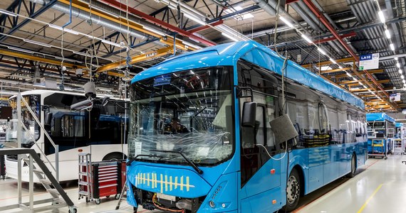 Volvo Buses zdecydowało o stopniowym wygaszeniu i zamknięciu swojej fabryki autobusów we Wrocławiu, w pierwszym kwartale 2024 roku. To oznacza, że pracę straci około 1500 osób. Firma podpisała już jednak list intencyjny w sprawie sprzedaży swoich wrocławskich nieruchomości rzecz Vargas Holding. Nowy inwestor ma zaoferować zatrudnienie części osób, które stracą pracę.