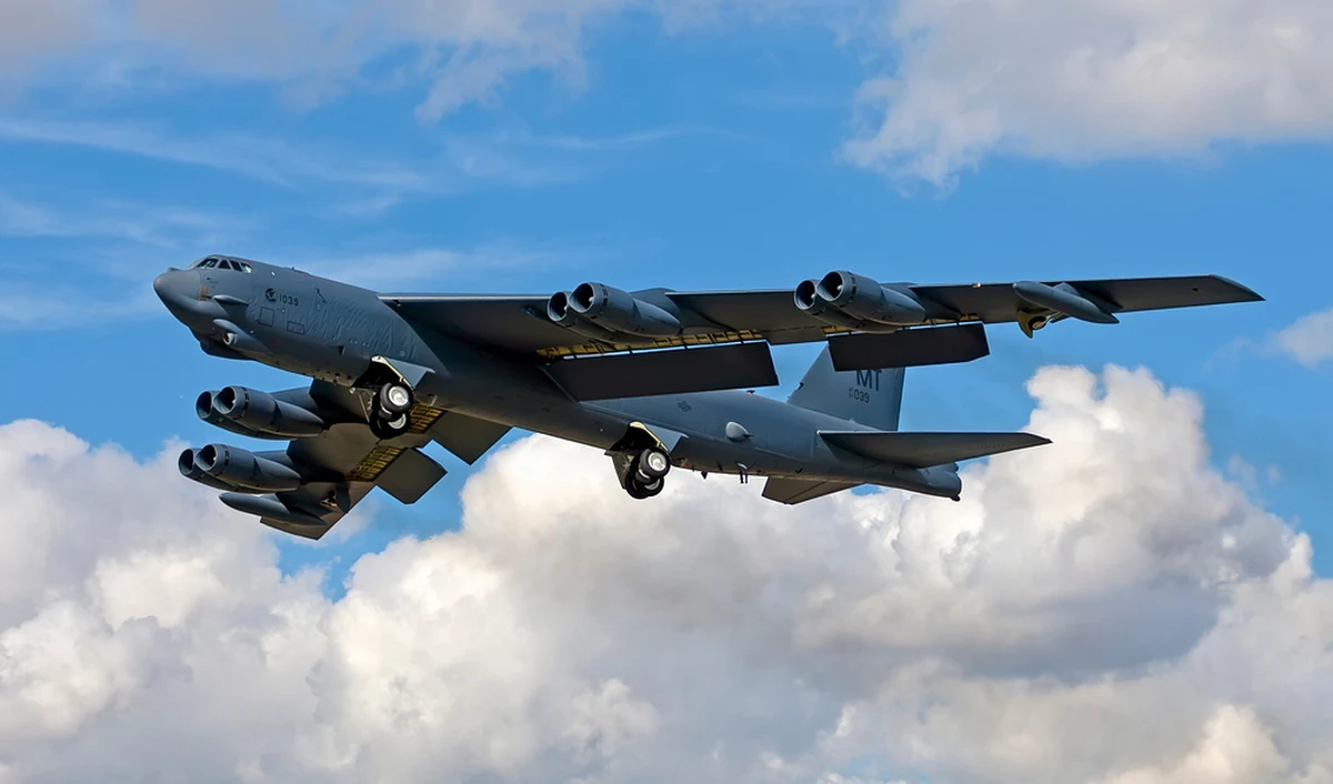 Amerykański bombowiec strategiczny Boeing B-52 Stratofortress po raz drugi w ciągu kilku ostatnich dni przeleciał nad Litwą, zaledwie kilkanaście kilometrów od granicy z rosyjskim obwodem kaliningradzkim. W mediach społecznościowych pojawiły się komentarze, że to odpowiedź Stanów Zjednoczonych na strącenie przez Rosjan bezzałogowca MQ-9 Reaper nad Morzem Czarnym.