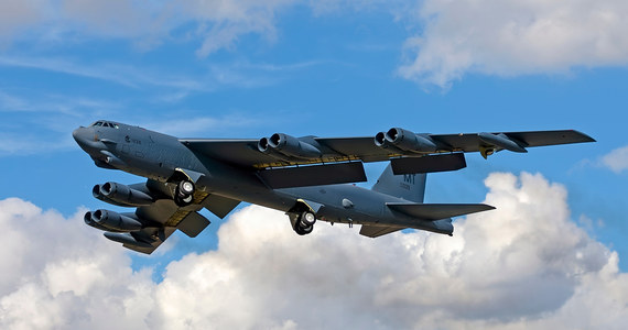 Amerykański bombowiec strategiczny Boeing B-52 Stratofortress po raz drugi w ciągu kilku ostatnich dni przeleciał nad Litwą, zaledwie kilkanaście kilometrów od granicy z rosyjskim obwodem kaliningradzkim. W mediach społecznościowych pojawiły się komentarze, że to odpowiedź Stanów Zjednoczonych na strącenie przez Rosjan bezzałogowca MQ-9 Reaper nad Morzem Czarnym.