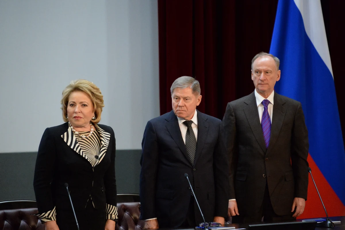 Amerykański Instytut Studiów nad Wojną twierdzi, że Jewgienij Prigożyn zmyślił historię o spisku Kremla przeciwko sobie, aby podkreślić jak wielkie wpływy on i jego najemnicy mają w Rosji. Szef grupy Wagnera jest w konflikcie z Ministerstwem Obrony Federacji Rosyjskiej. Rozgrywał niepowodzenia dowództwa i regularnej armii na Ukrainie, by wzmocnić swoją pozycję.