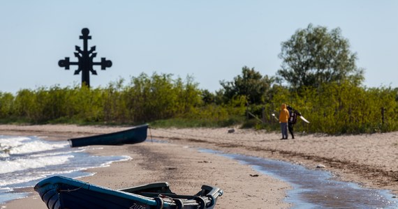 Prace przygotowawcze do poszerzenia plaży w Rewie (woj. pomorskie) od Cypla Redłowskiego do mola rozpoczną się w połowie maja br. Samo poszerzenie ma zakończyć się przed wakacjami. W planach jest też budowa nowej plaży od molo w kierunku Rezerwatu Przyrody Beka.