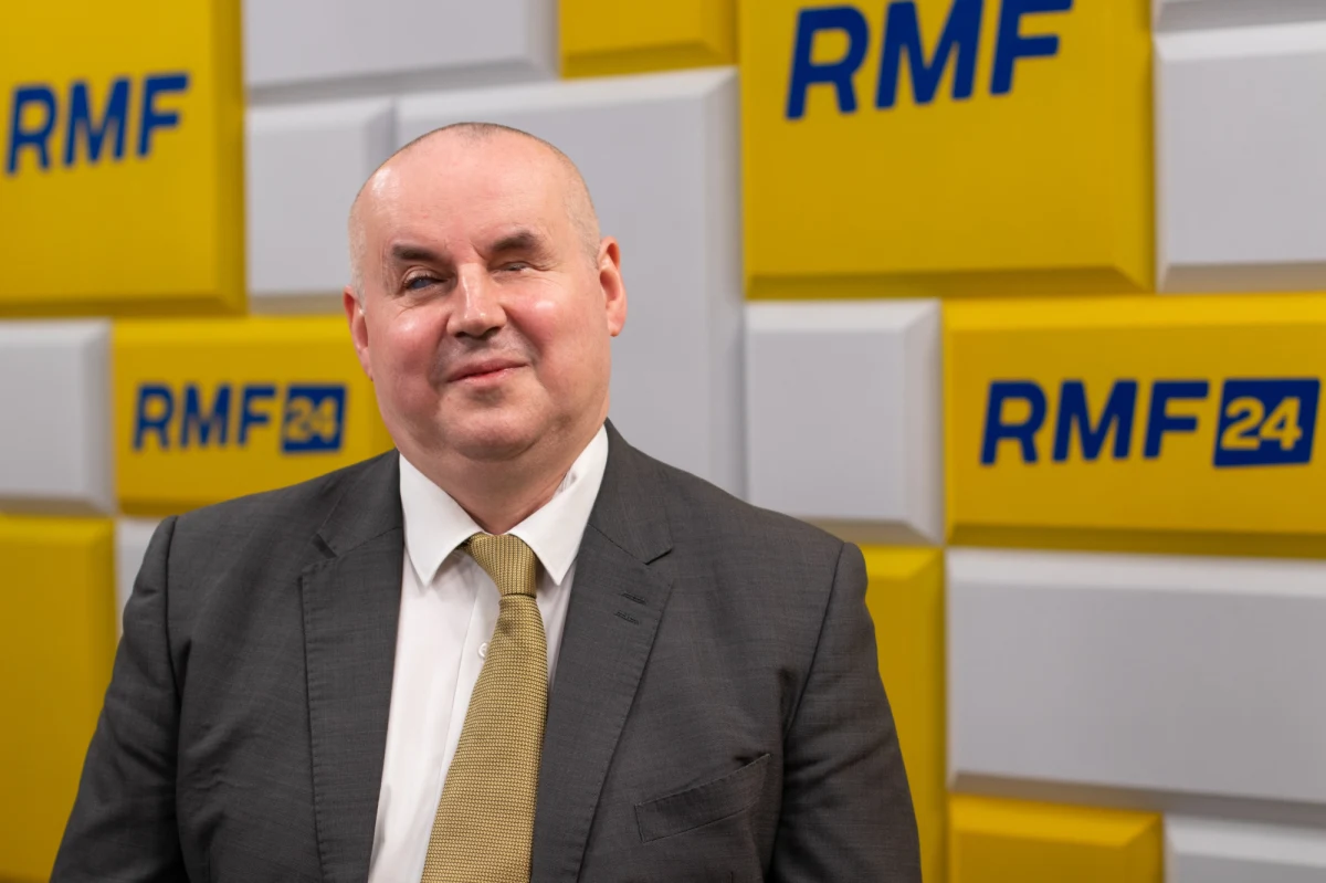 „Renta socjalna jest przyznawana zarówno tym, którzy mają dawną I grupę inwalidzką i II grupę inwalidzką. To są ludzie, którzy są naprawdę sprawni” – mówił Paweł Wdówik,  pełnomocnik rządu ds. osób niepełnosprawnych, komentując nowe świadczenie dotyczące osób z niepełnosprawnością, zapowiedziane w czwartek przez minister rodziny Marlenę Maląg. Ta decyzja nie zadawala protestujących w Sejmie opiekunów i dorosłych- niepełnosprawnych. „Propozycja rządu nie dotyczy w żadnym stopniu naszych dzieci, podopiecznych chorych od urodzenia, którzy nie egzystują samodzielnie” – napisała w oświadczeniu Iwona Hartwich, posłanka PO. 