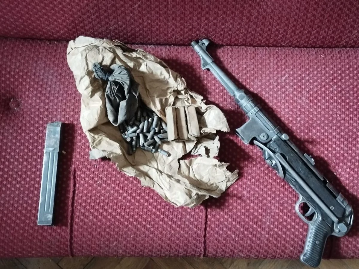 Niemiecki pistolet MP-40 znaleziono w remontowanej kamienicy w centrum Tarnowa. Ukryty na belkach nośnych dachu przeleżał prawdopodobnie od czasów II wojny światowej.