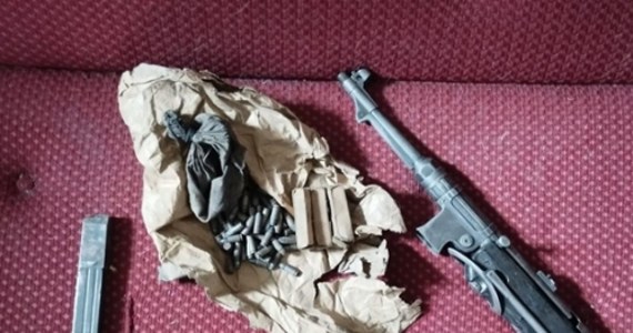 Niemiecki pistolet MP-40 znaleziono w remontowanej kamienicy w centrum Tarnowa. Ukryty na belkach nośnych dachu przeleżał prawdopodobnie od czasów II wojny światowej.